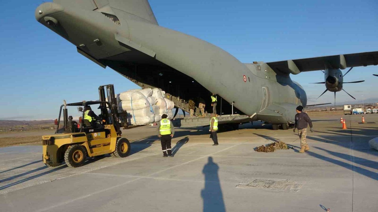 Uşak’tan deprem bölgesine uçakla battaniye gönderildi