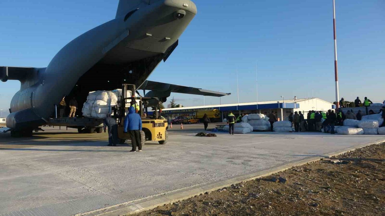 Uşak’tan deprem bölgesine uçakla battaniye gönderildi