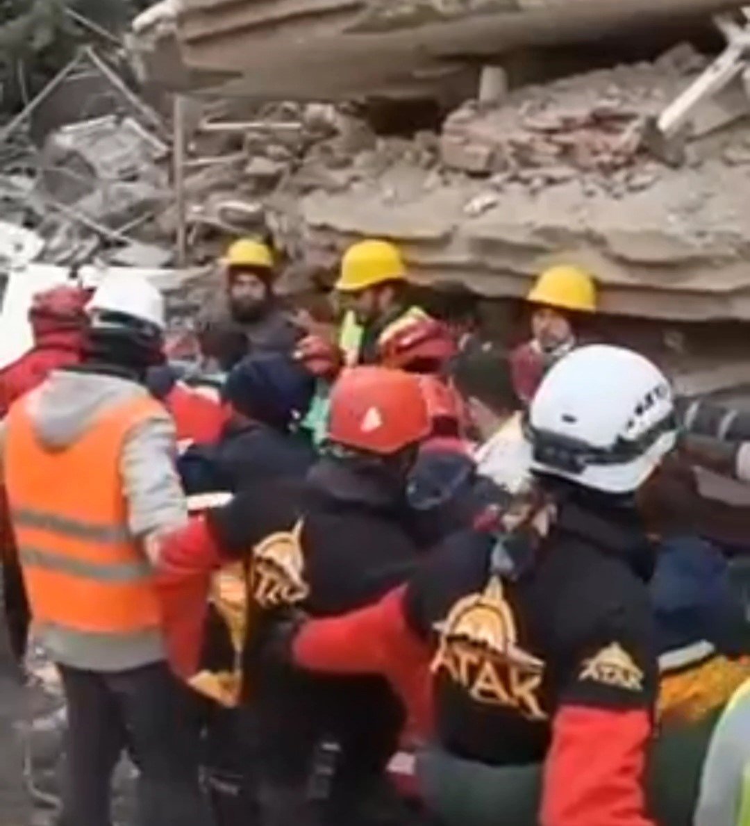 Van polisi 108 saat sonra bir kadını enkaz altından sağ çıkardı