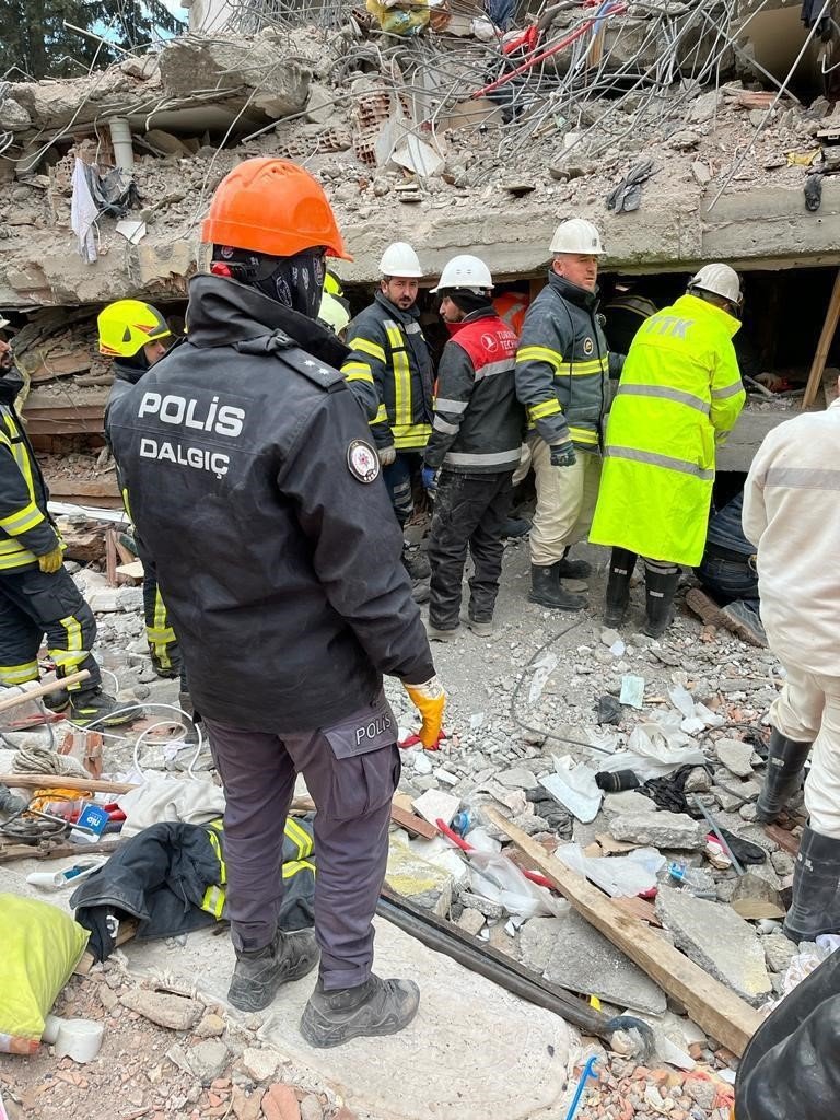 Van polisi 108 saat sonra bir kadını enkaz altından sağ çıkardı