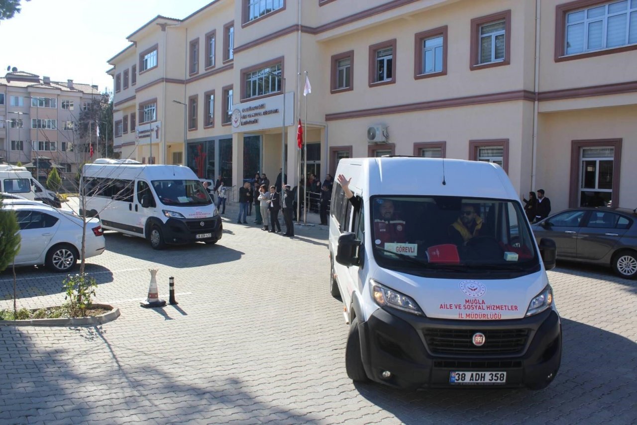 Muğla’dan kırmızı yelekliler depremzede vatandaşlar için yola çıktı