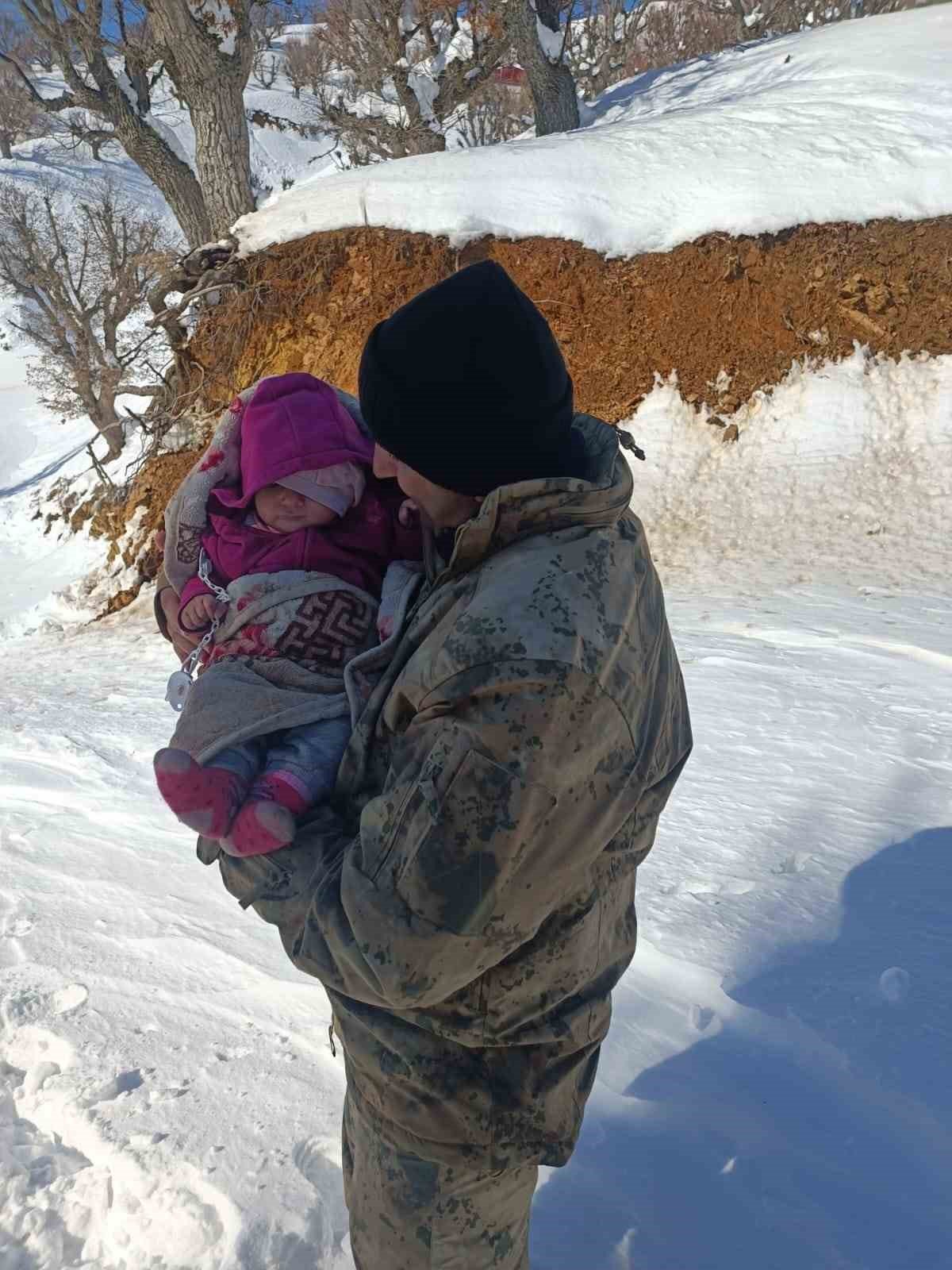 Karın geçit vermediği mezrada mahsur kalan depremzedeler