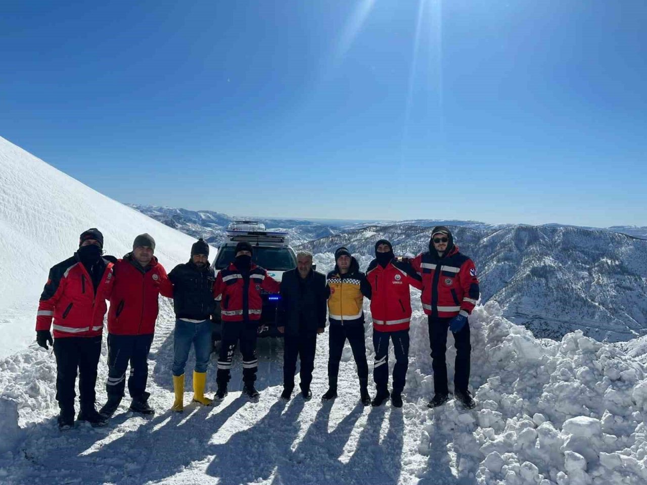 Karın geçit vermediği mezrada mahsur kalan depremzedeler