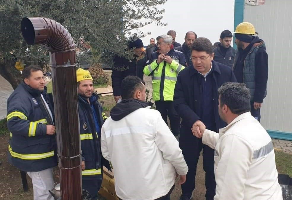 Yılmaz Tunç madenci kurtarma ekiplerini ziyaret etti