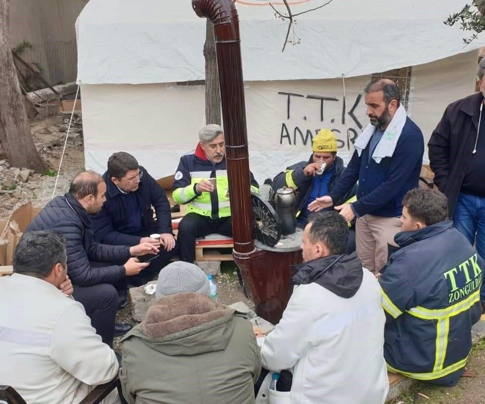 Yılmaz Tunç madenci kurtarma ekiplerini ziyaret etti