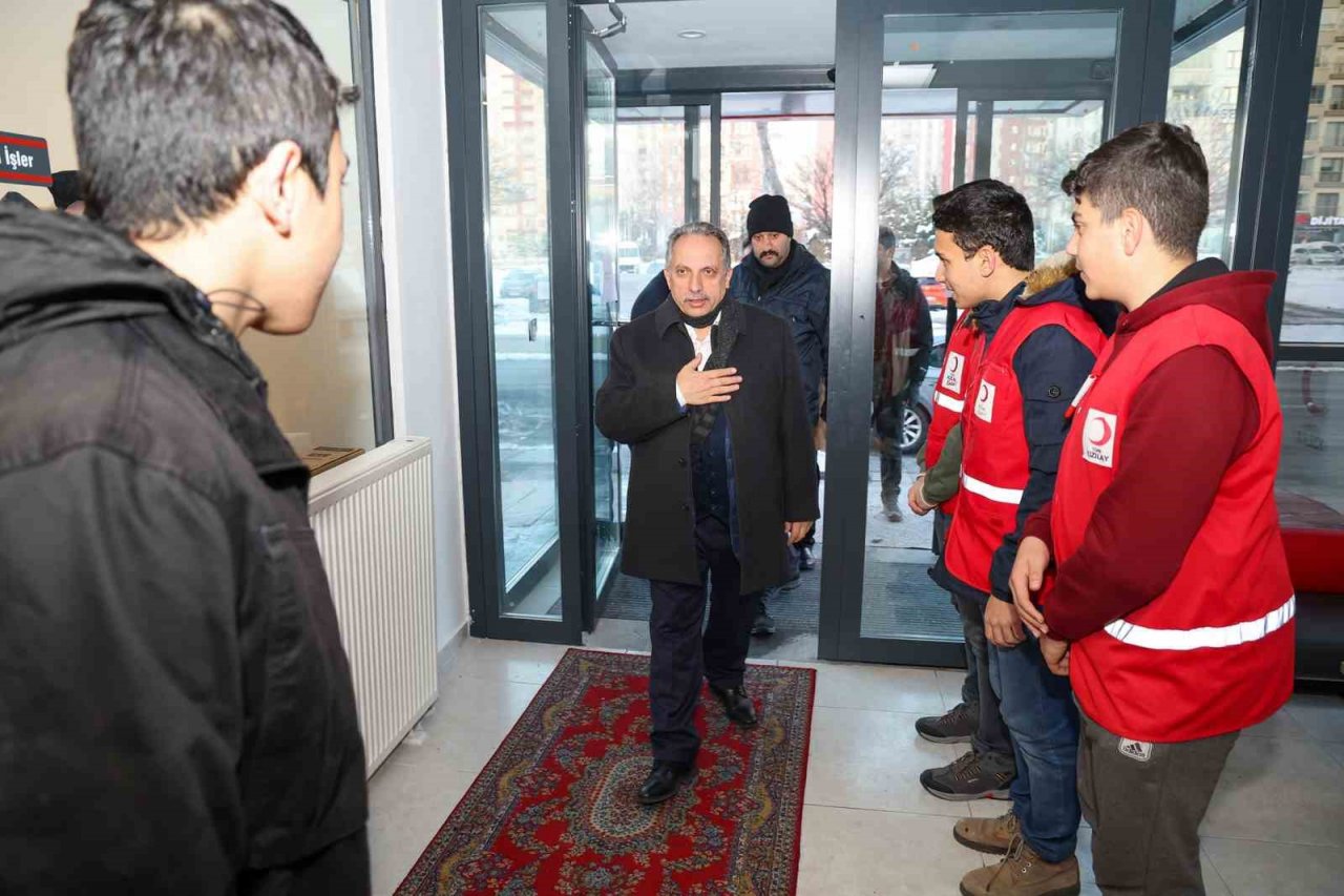 Talas’tan Deprem Bölgesine Gece Gündüz Yardım