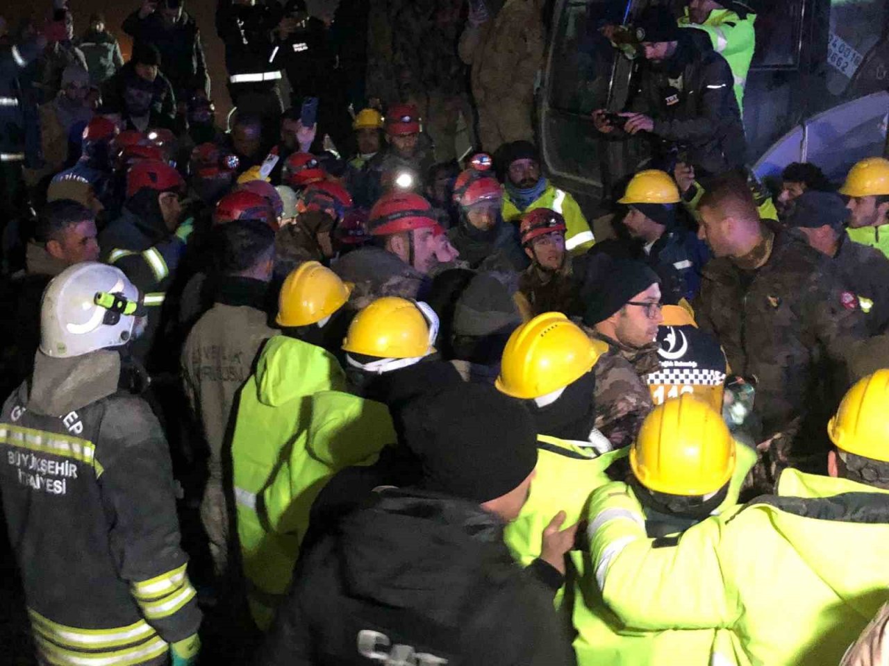 Genç kız 159 saat sonra enkazdan sağ olarak çıkartıldı