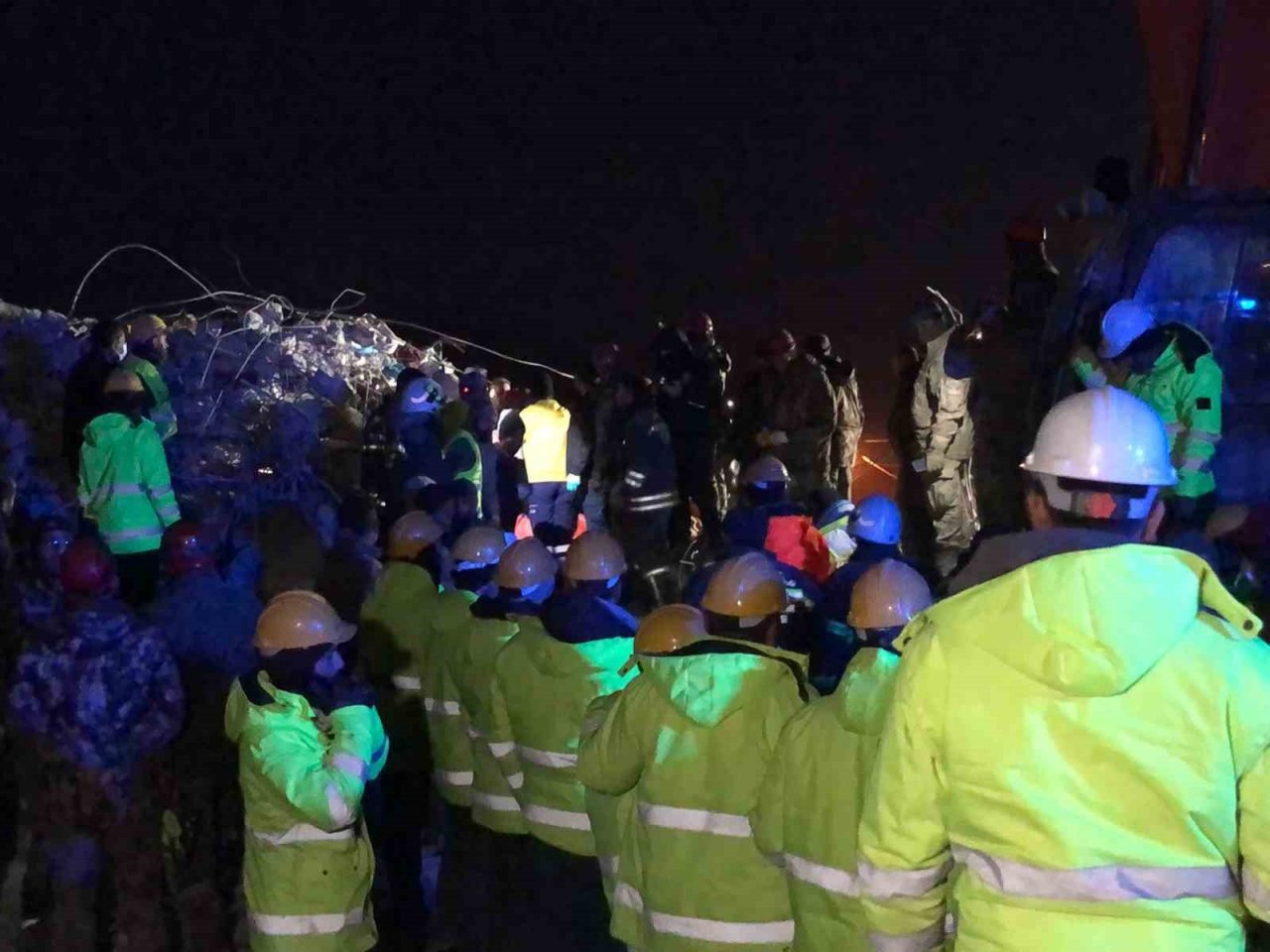 Genç kız 159 saat sonra enkazdan sağ olarak çıkartıldı