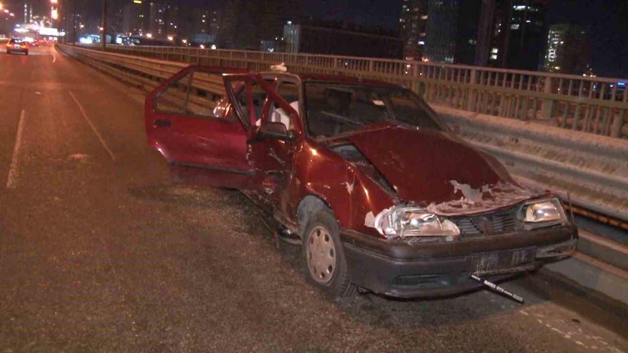 Ataşehir’de iki araç duraklama yapan otomobile çarptı: 4 yaralı