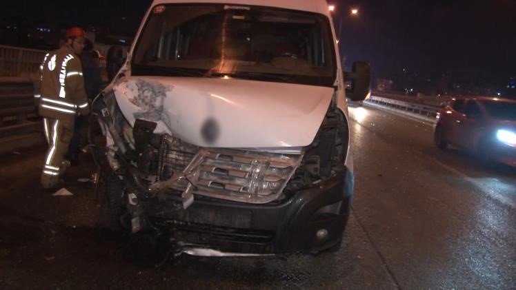 Ataşehir’de iki araç duraklama yapan otomobile çarptı: 4 yaralı