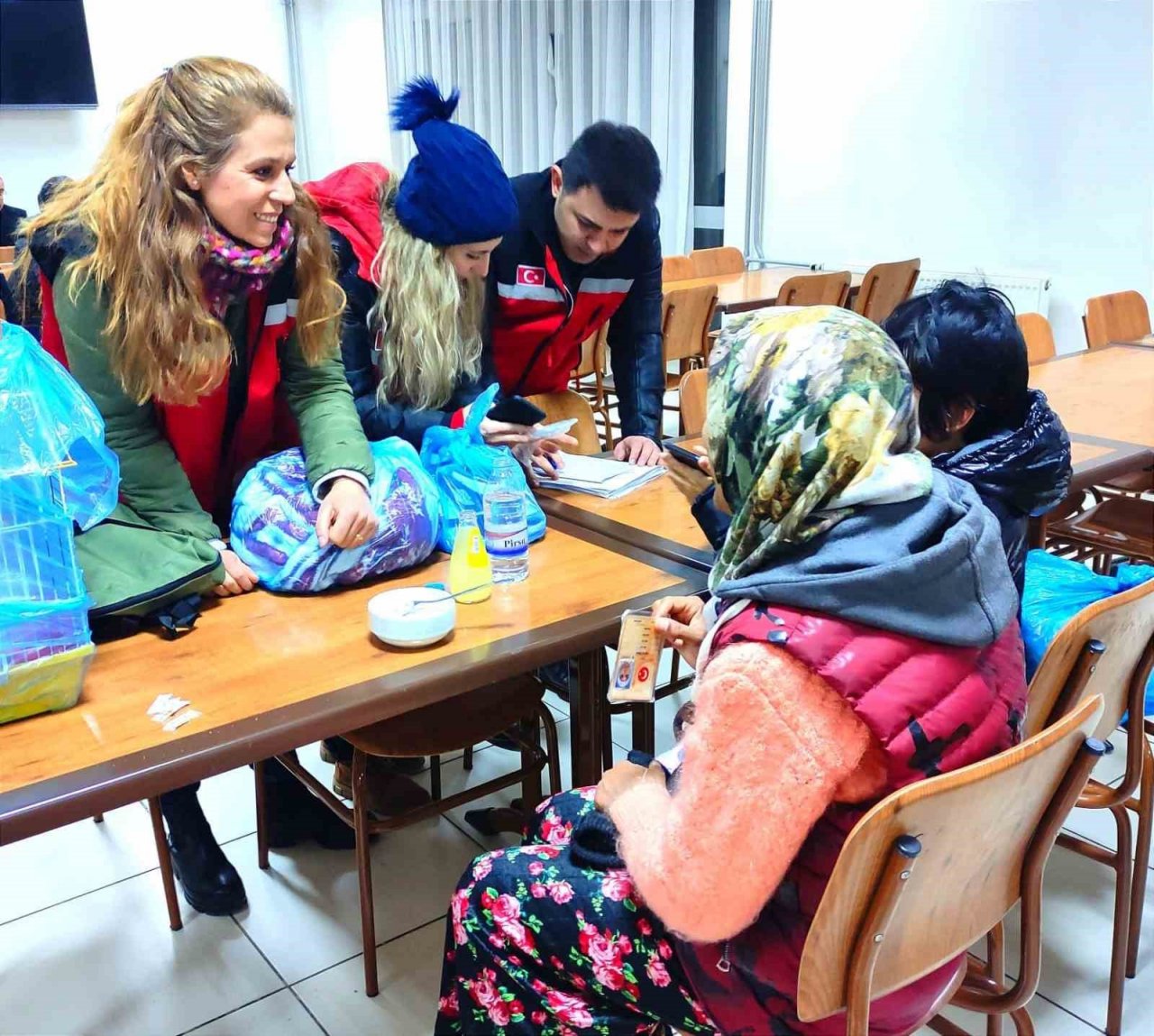 Aydın’a gelen depremzedelere destek oluyorlar