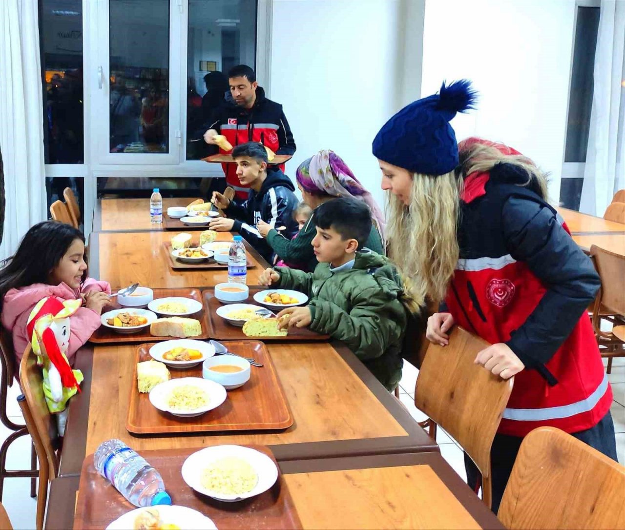 Aydın’a gelen depremzedelere destek oluyorlar