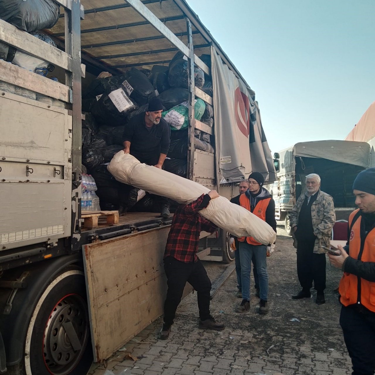 Aydınlı esnaf odalarından depremzedelere yardım eli