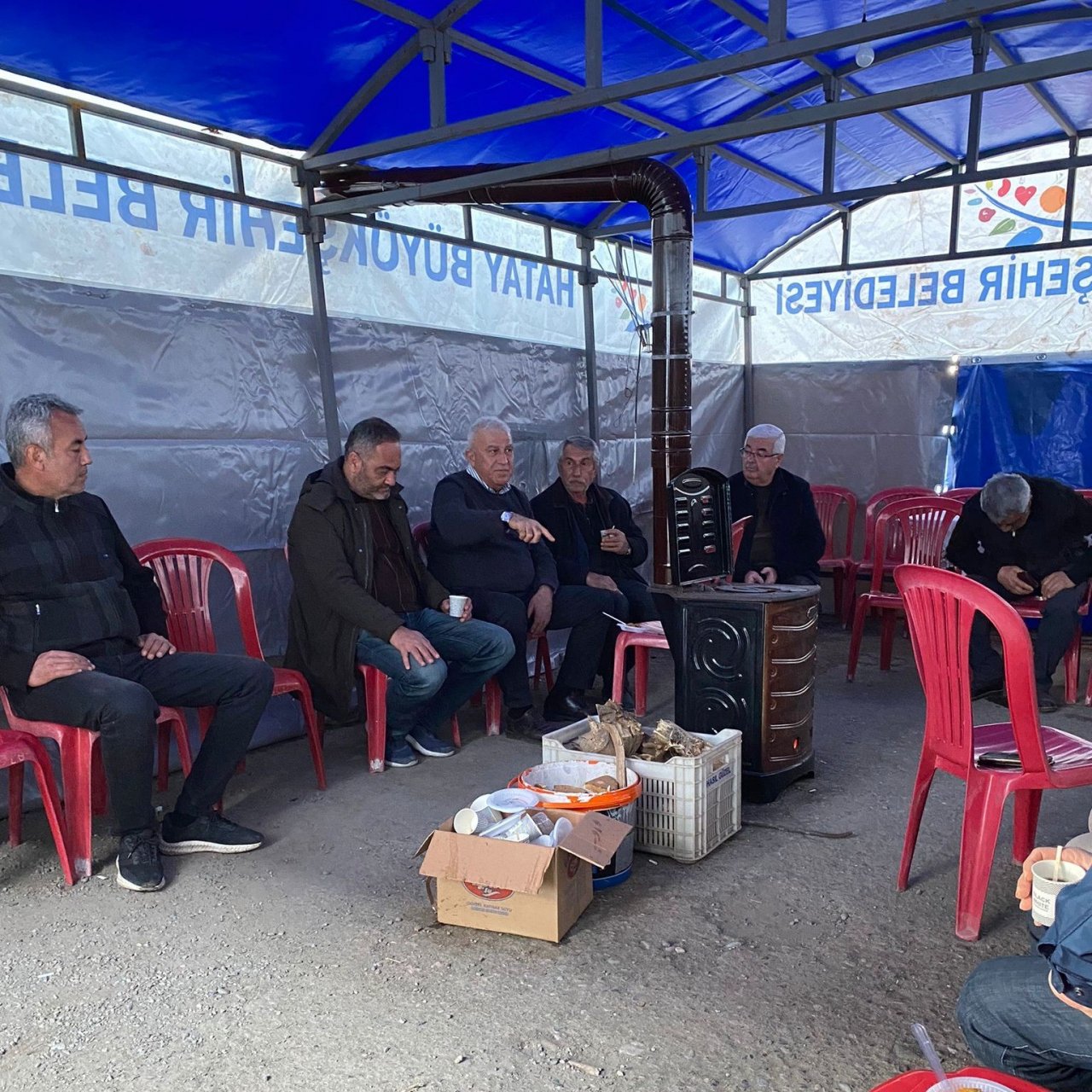 Başkan Atay, deprem bölgesinde temaslarını sürdürüyor