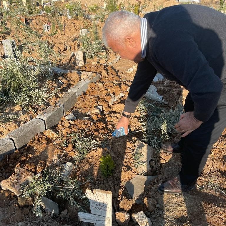 Başkan Atay, deprem bölgesinde temaslarını sürdürüyor