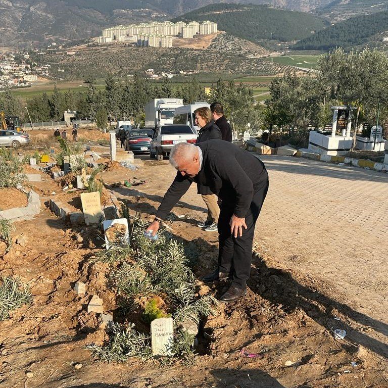 Başkan Atay, deprem bölgesinde temaslarını sürdürüyor