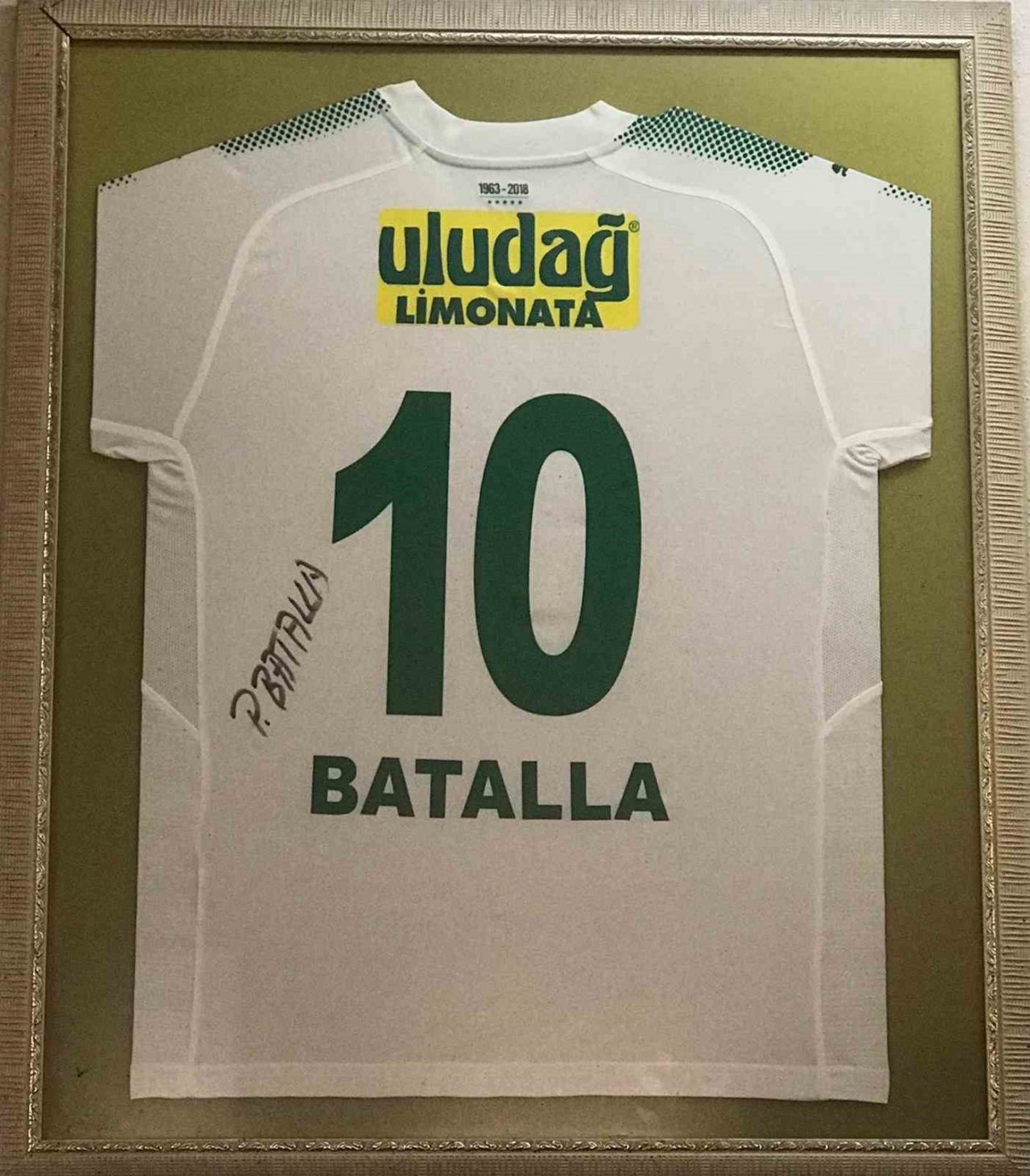 Bursaspor taraftarı depremzedeler için efsane formalarını satıyor