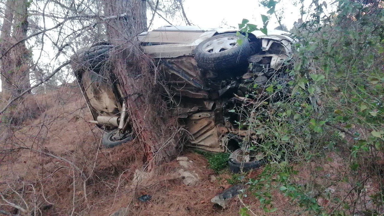 Depremzedelerin içerisinde bulunduğu otomobil şarampole yuvarlandı: 3 yaralı