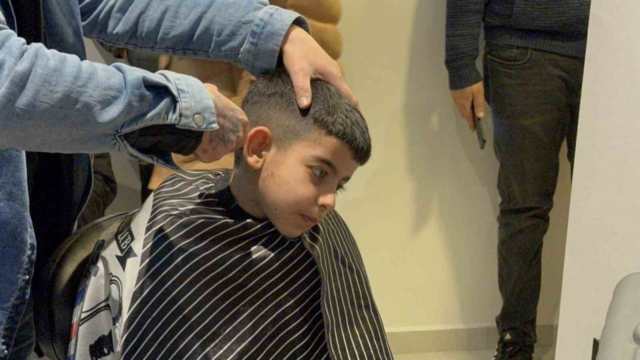 Depremzede çocukları tıraş ettiler