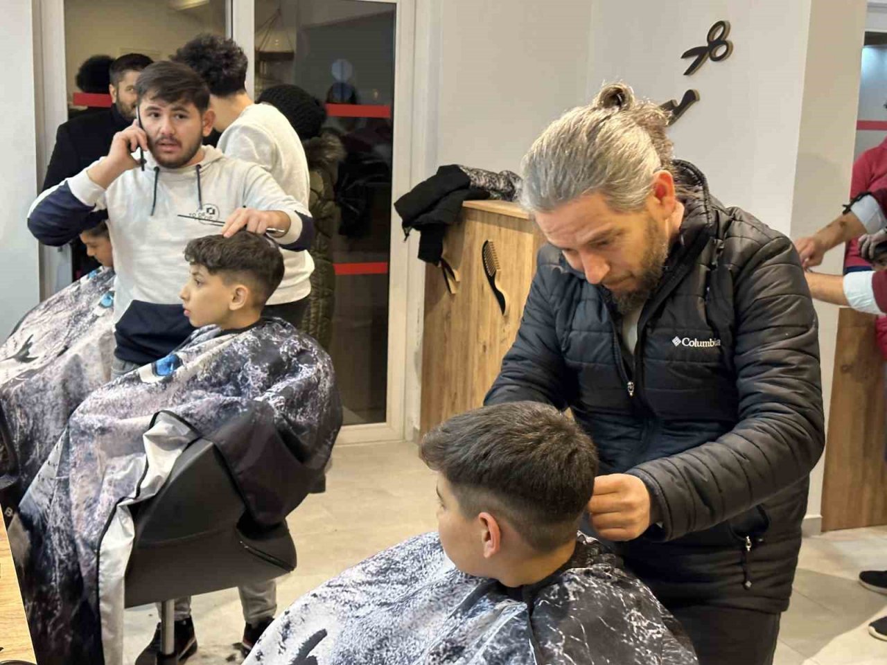 Depremzede çocukları tıraş ettiler