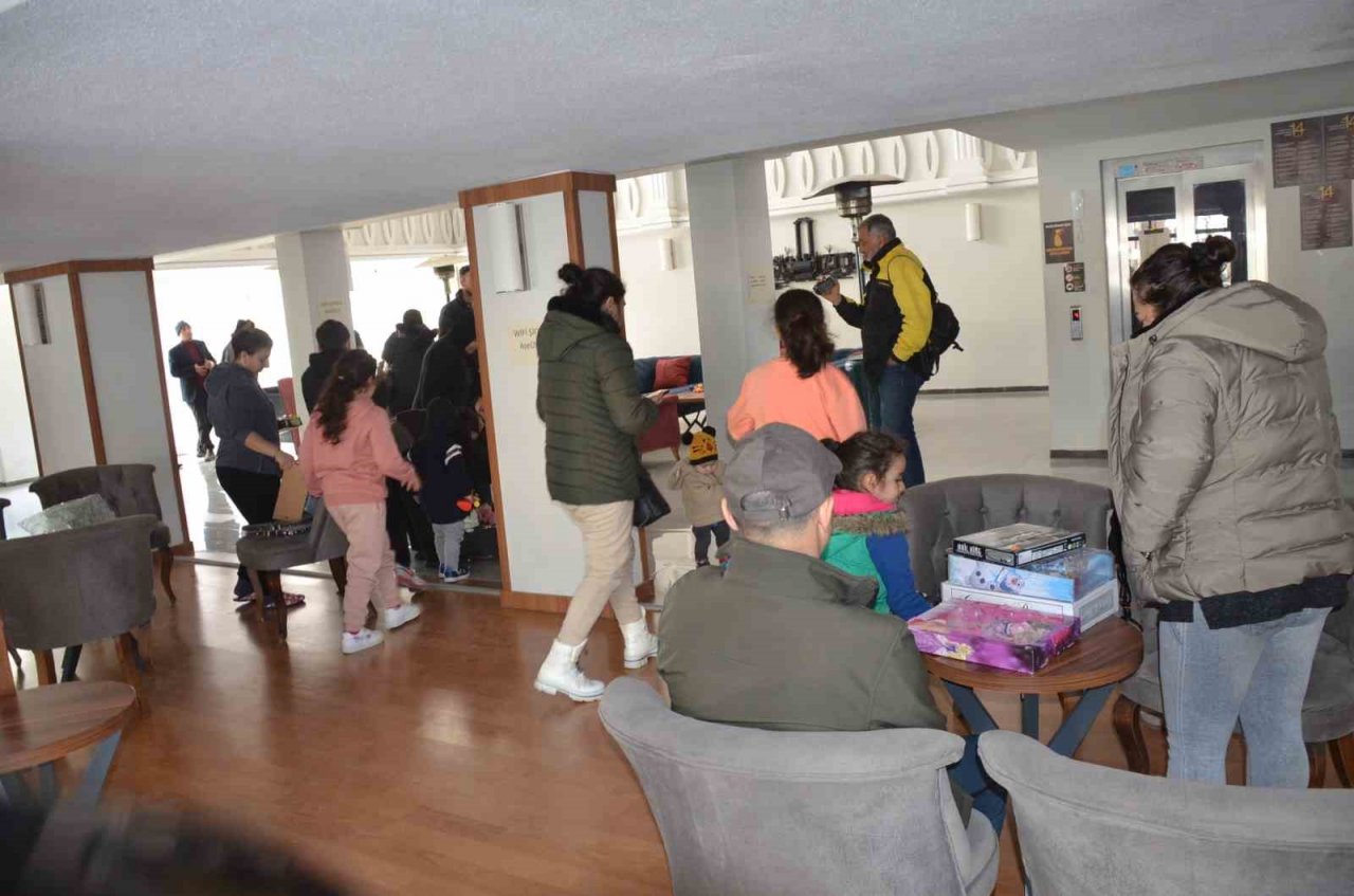 Depremzedeler Didim’deki otellere yerleştirildi