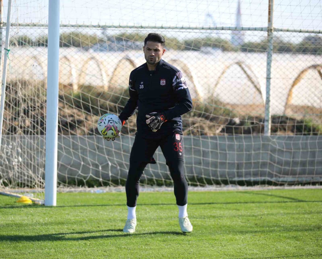 Sivasspor’un kalecisi Ali Şaşal’dan depremzedelere destek