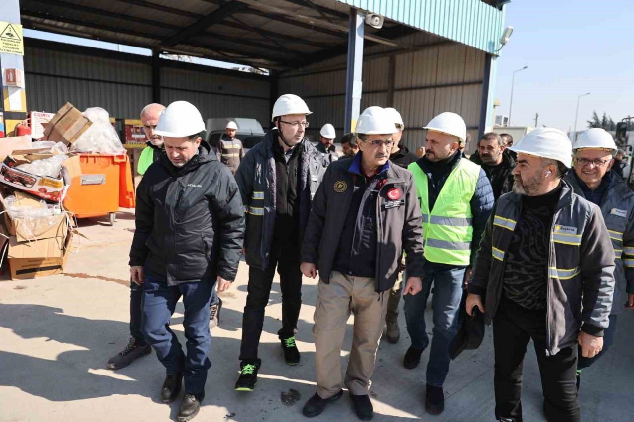 Bakan Dönmez, deprem bölgesinde çalışan elektrik işçilerini ziyaret etti