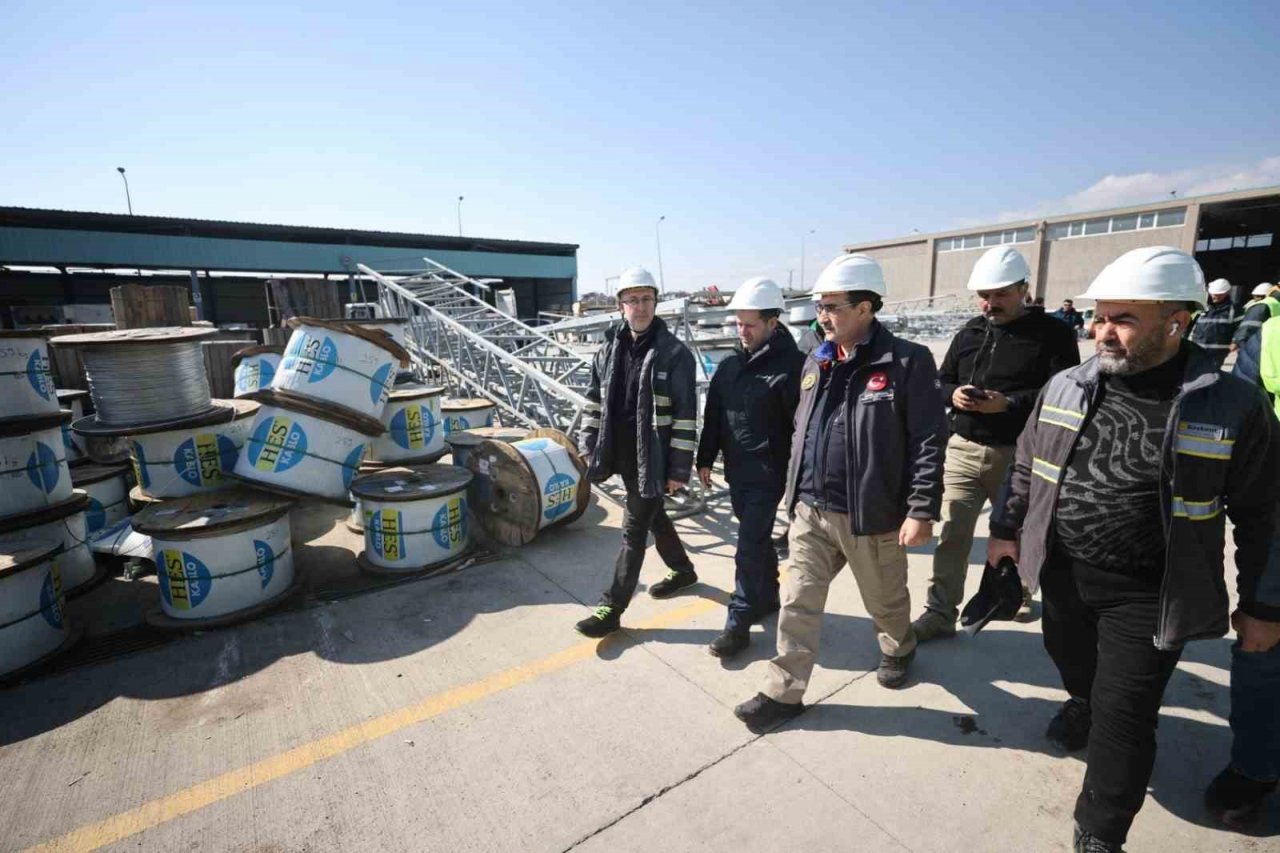 Bakan Dönmez, deprem bölgesinde çalışan elektrik işçilerini ziyaret etti