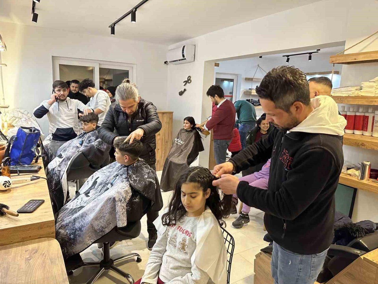 Depremzede çocukları tıraş ettiler