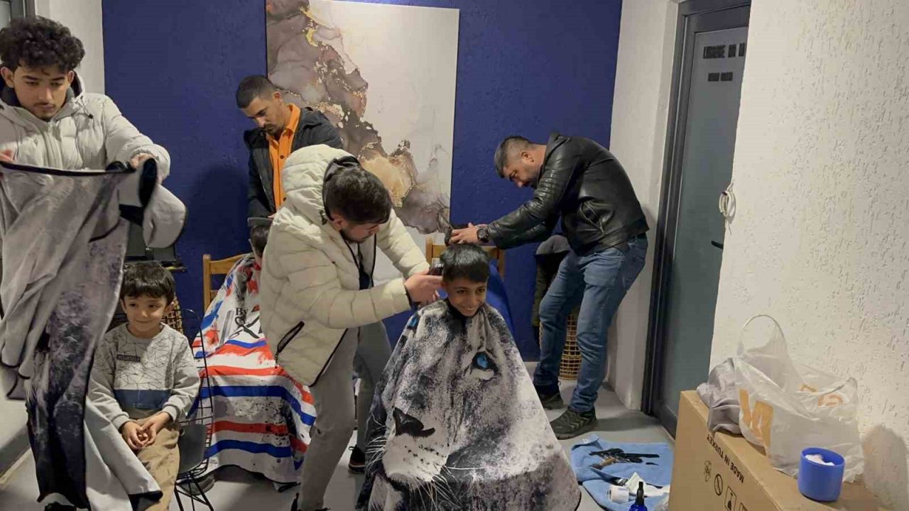 Depremzede çocukları tıraş ettiler