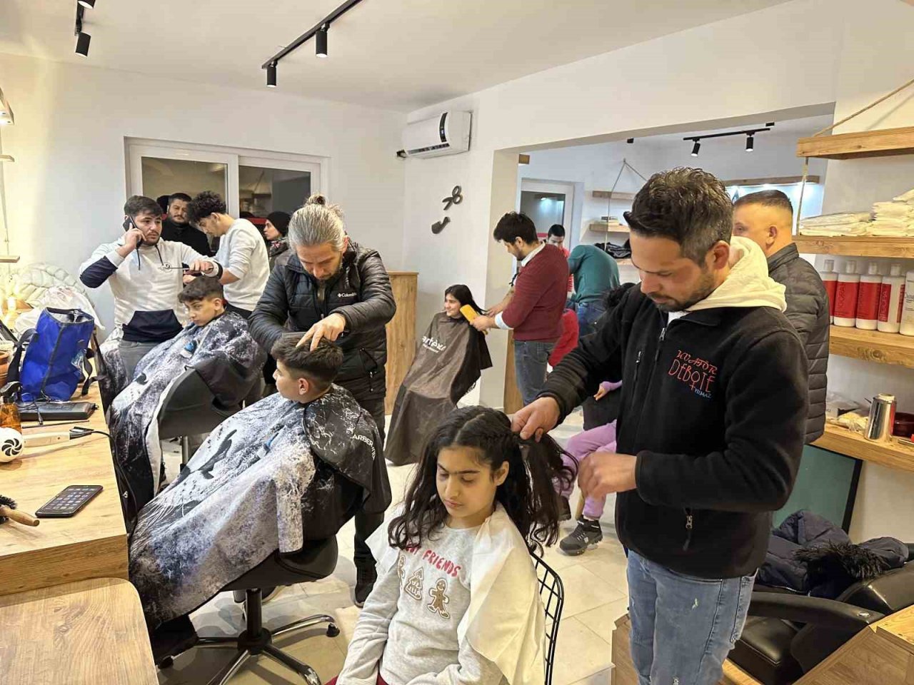 Depremzede çocukları tıraş ettiler