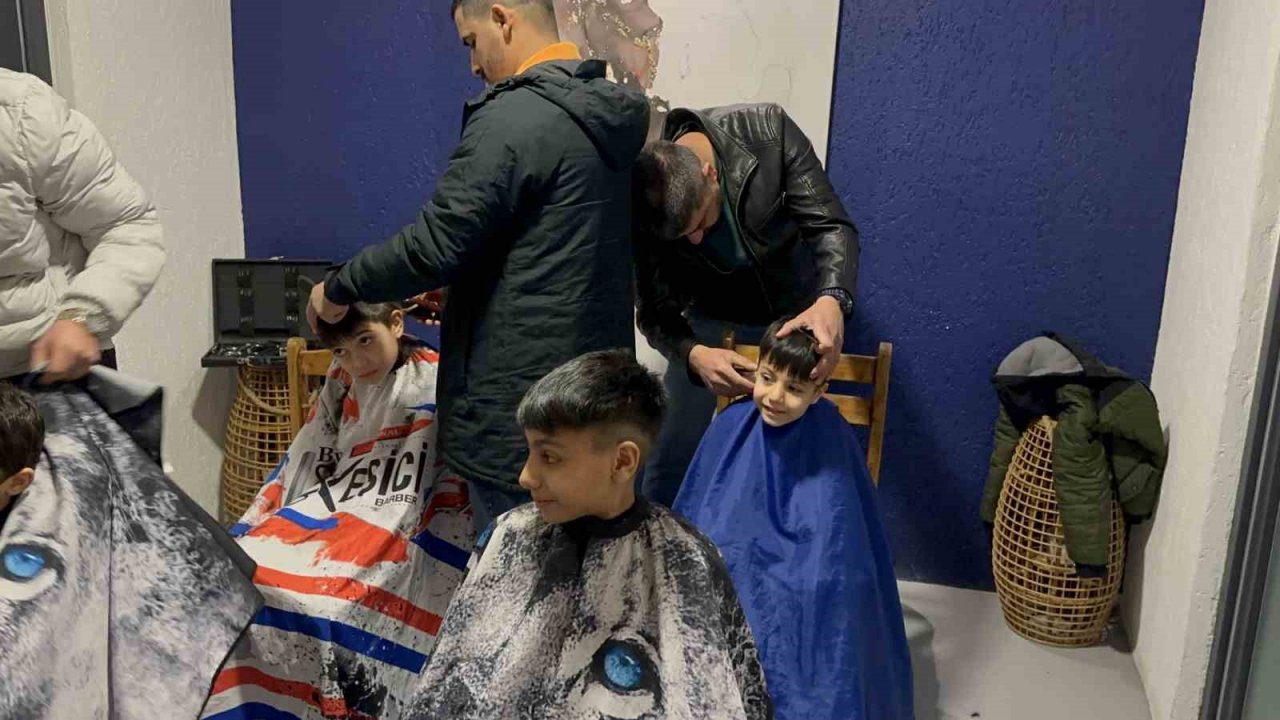 Depremzede çocukları tıraş ettiler