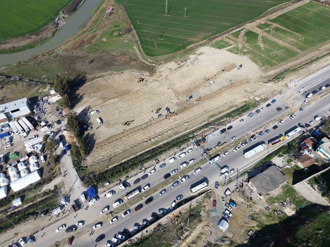 Hatay’da yeni oluşturulan mezarlıklarda defin işlemleri devam ediyor