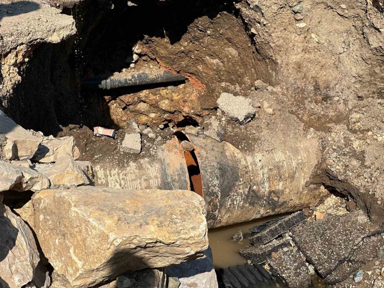 Hatay’da şebeke arızaları onarılıyor