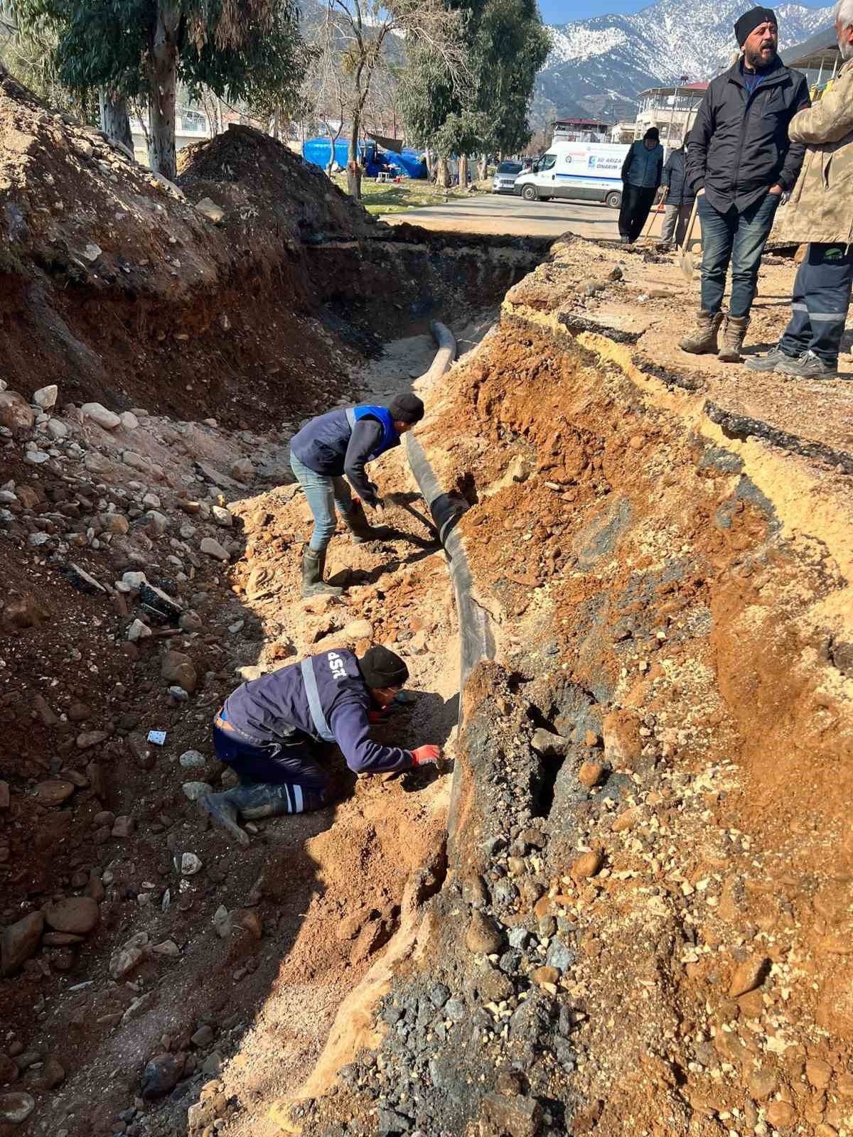 Hatay’da şebeke arızaları onarılıyor