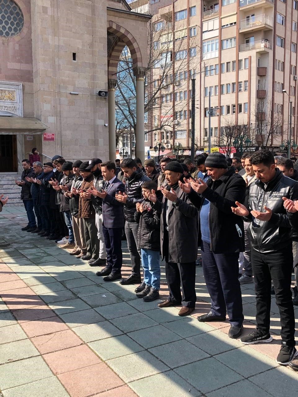 Irak Türkmenleri, felakette hayatını kaybedenler için gıyabi cenaze namazı kıldı