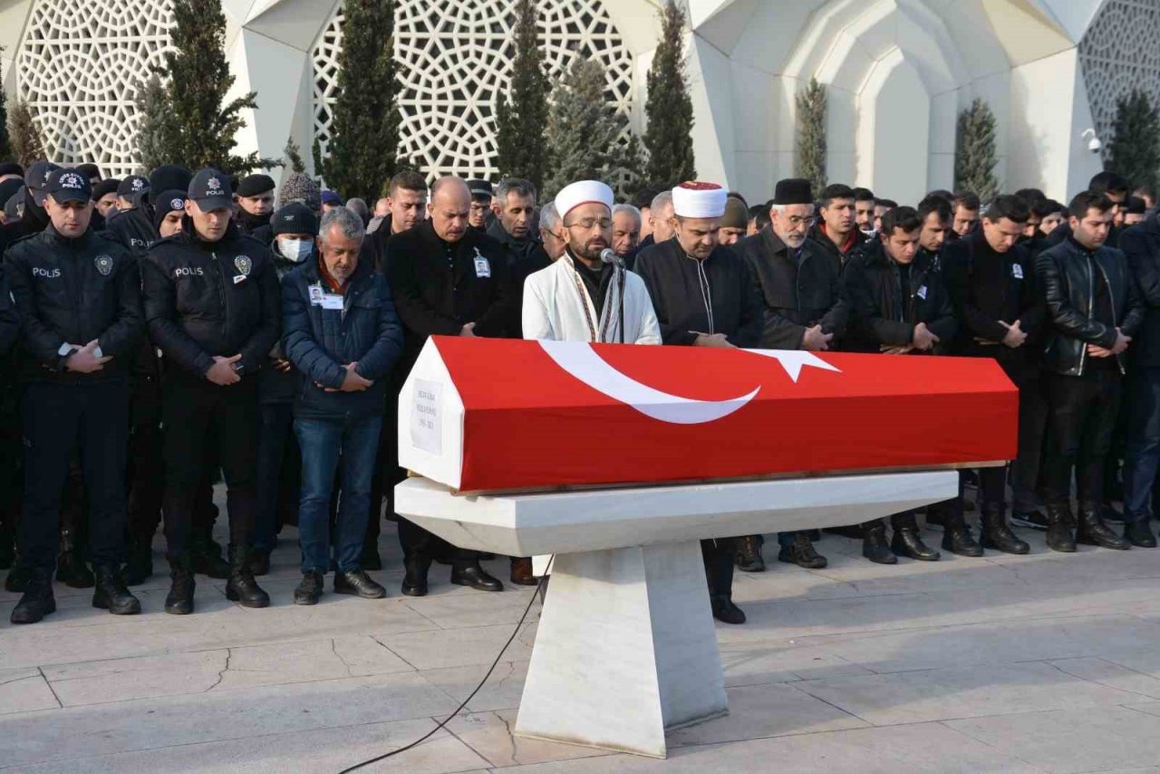 Depremde hayatını kaybeden polis memuru Sultanbeyli’de toprağa verildi