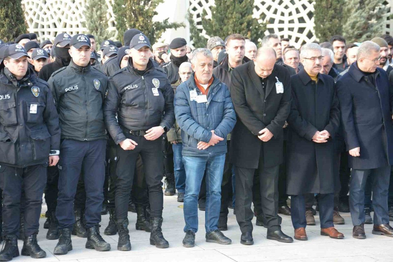 Depremde hayatını kaybeden polis memuru Sultanbeyli’de toprağa verildi