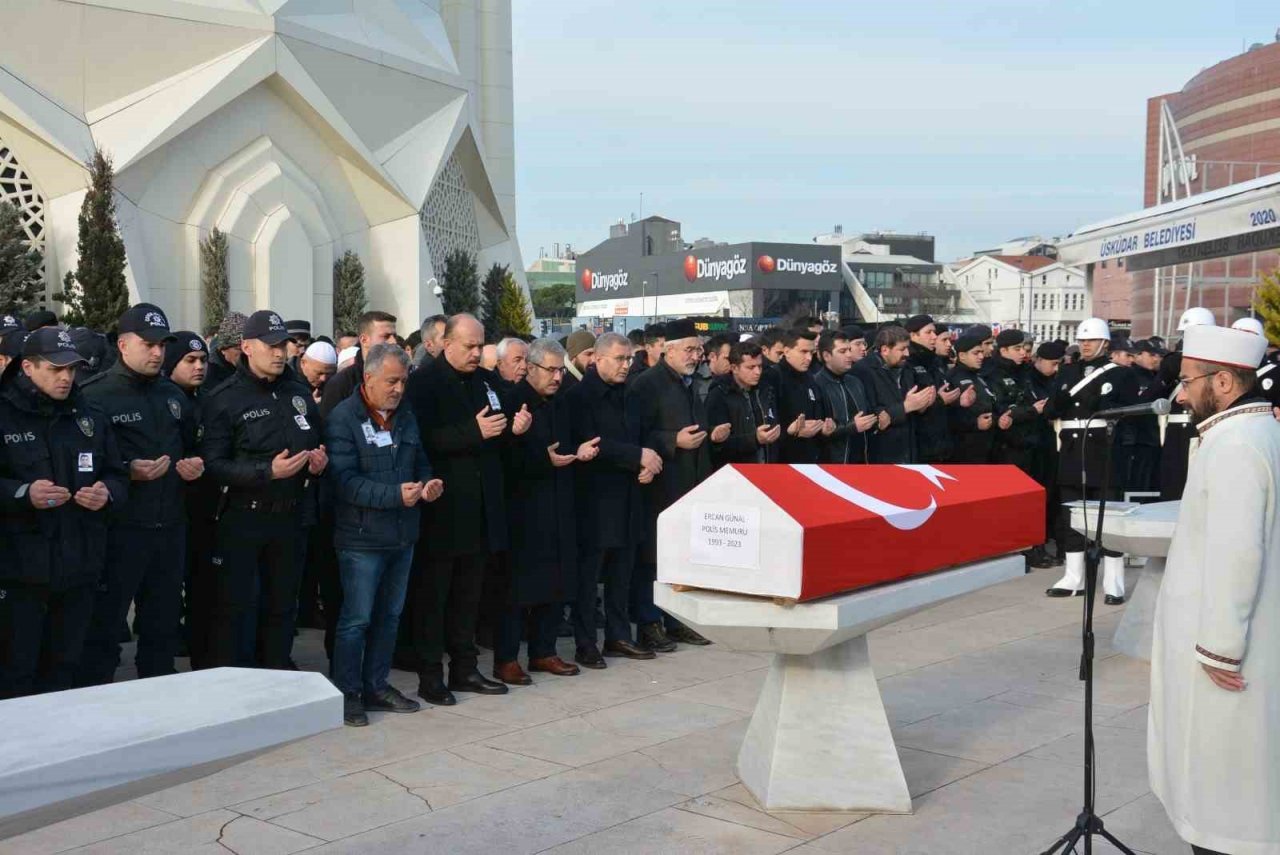 Depremde hayatını kaybeden polis memuru Sultanbeyli’de toprağa verildi