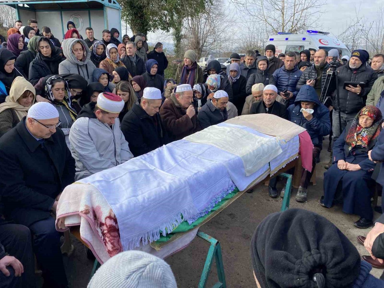 Depremde hayatını kaybeden Cansu öğretmen toprağa verildi