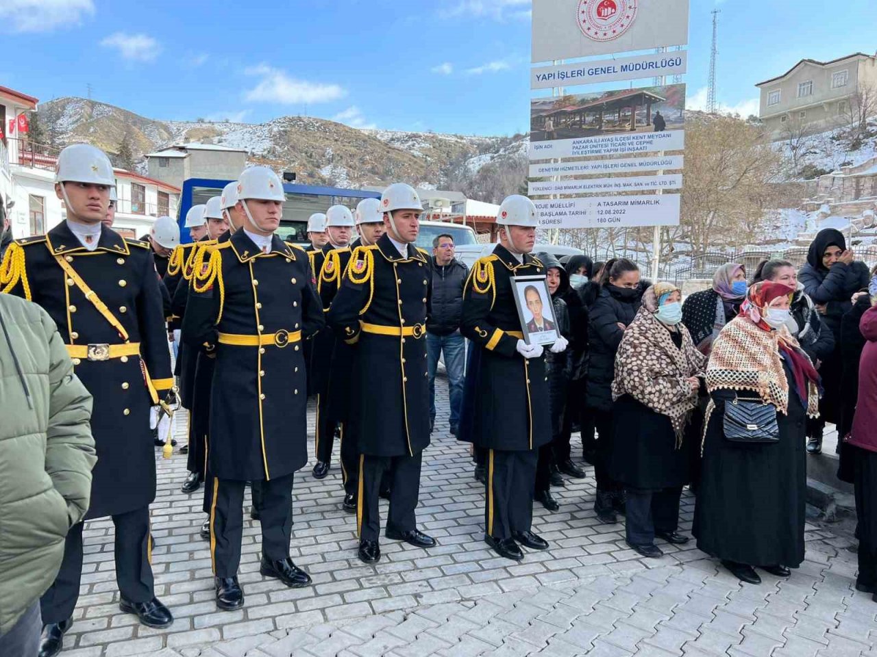 Depremde hayatını kaybeden teğmen, çocuğuyla birlikte son yolculuğuna uğurlandı