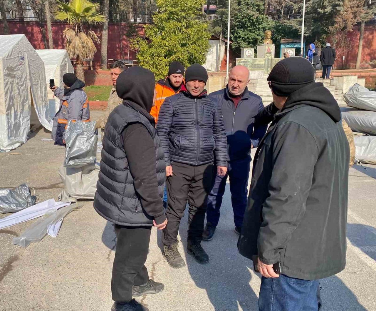 Belediye başkanları çadır kurup, aşevinde yemek dağıtıyor