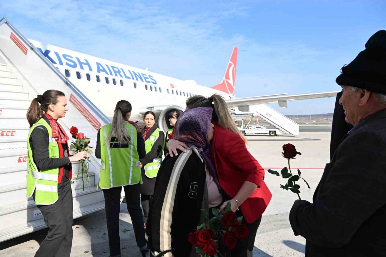 Deprem bölgesinden gelen Alman kurtarma ekipleri İstanbul Havalimanı’nda çiçeklerle karşılandı