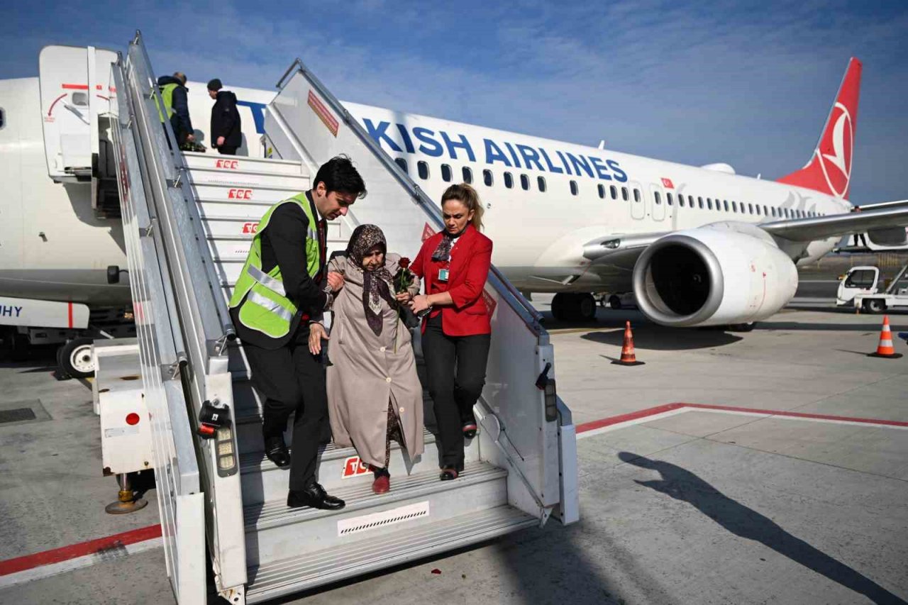 Deprem bölgesinden gelen Alman kurtarma ekipleri İstanbul Havalimanı’nda çiçeklerle karşılandı