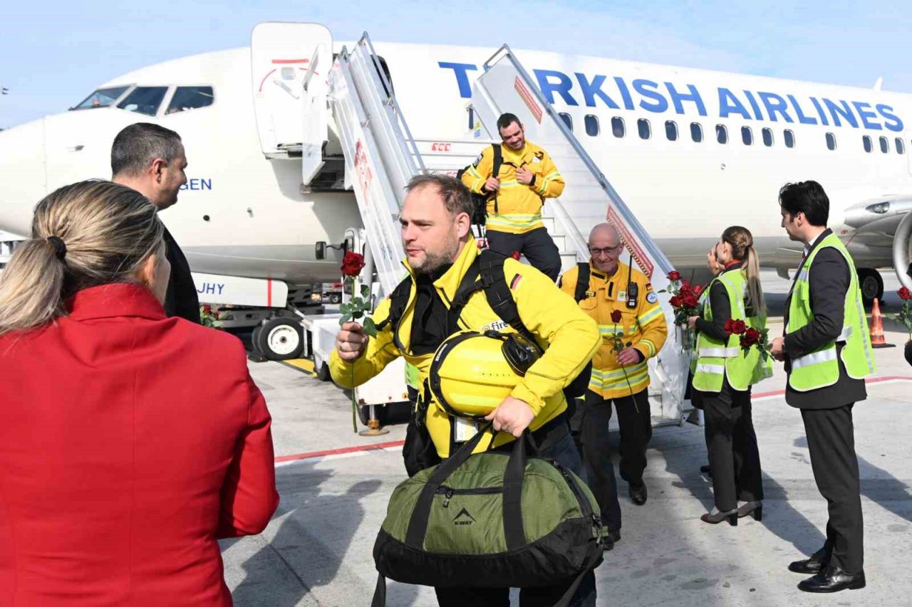 Deprem bölgesinden gelen Alman kurtarma ekipleri İstanbul Havalimanı’nda çiçeklerle karşılandı