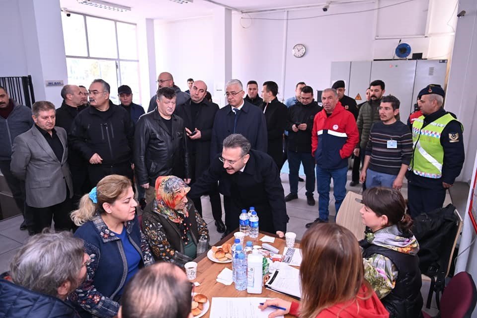 Vali Aksoy, depremzede aileler ile görüştü