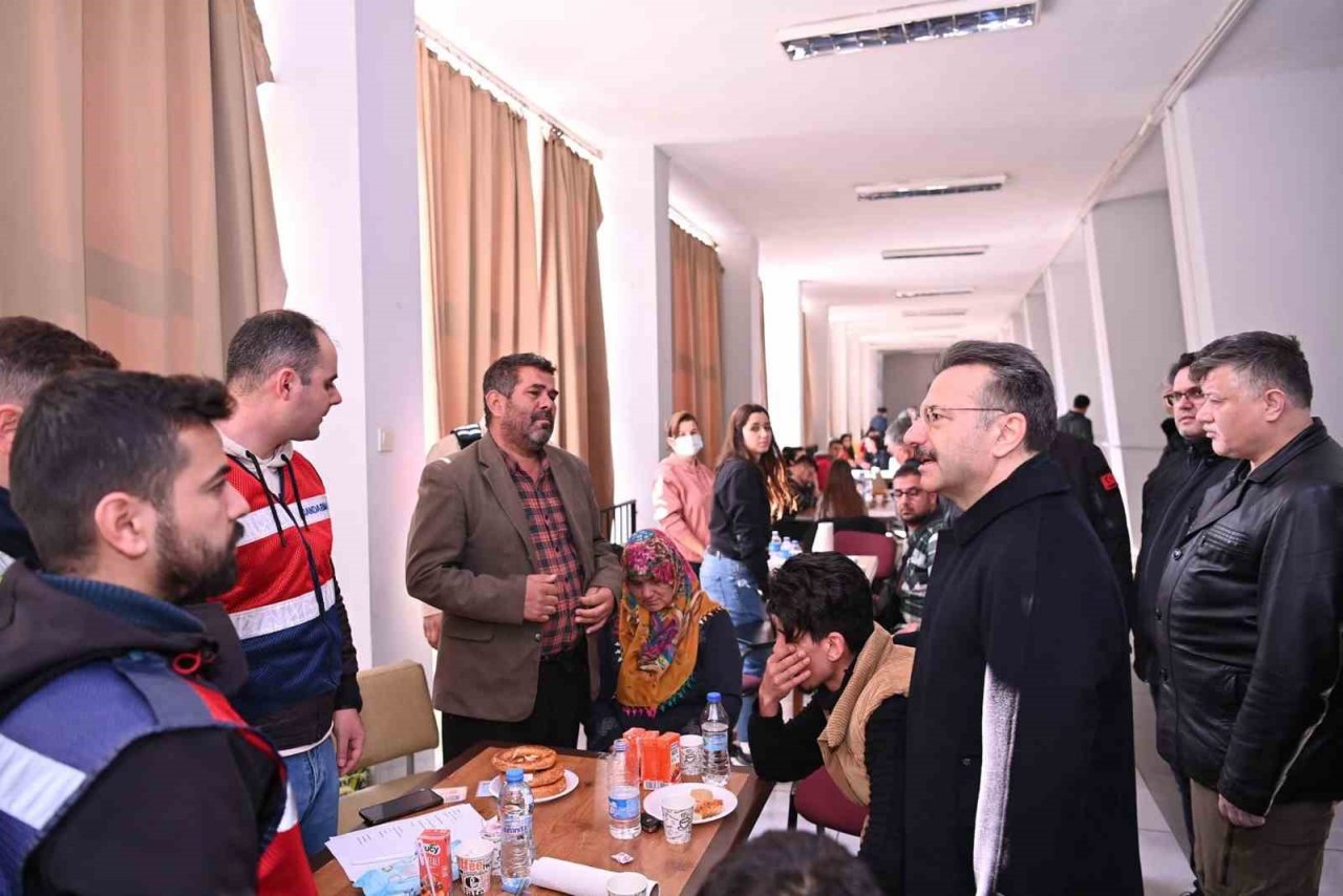 Vali Aksoy, depremzede aileler ile görüştü