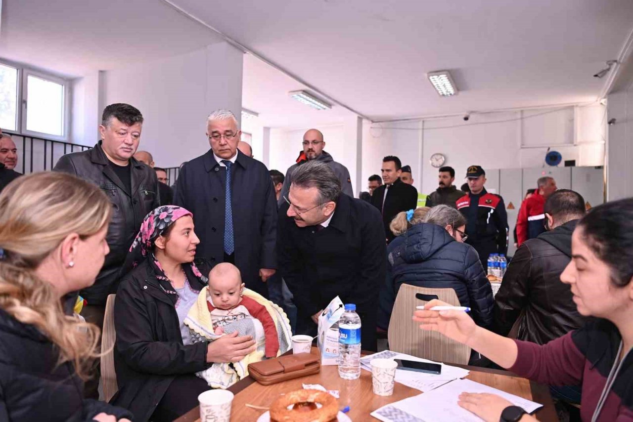 Vali Aksoy, depremzede aileler ile görüştü