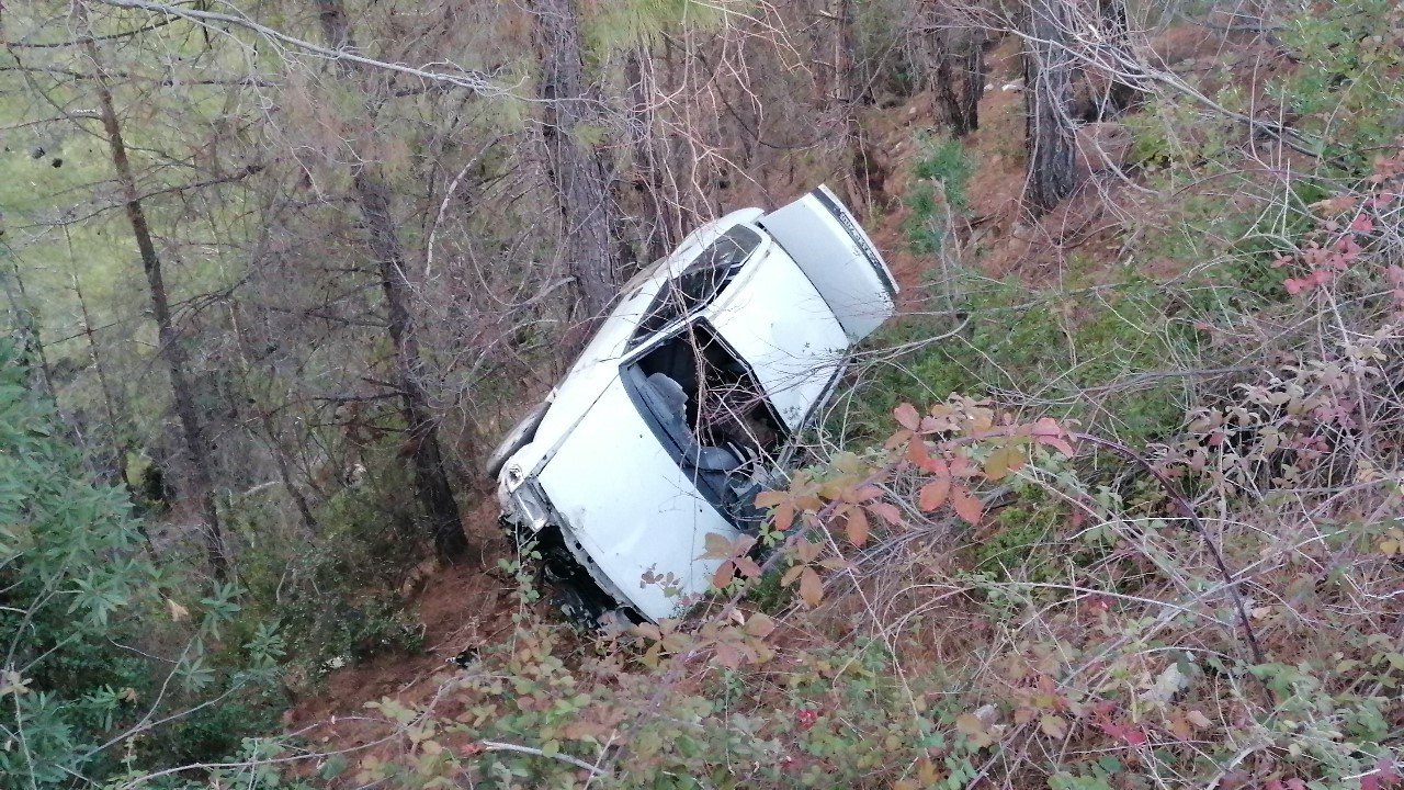 Depremzedelerin içerisinde bulunduğu otomobil şarampole yuvarlandı: 3 yaralı