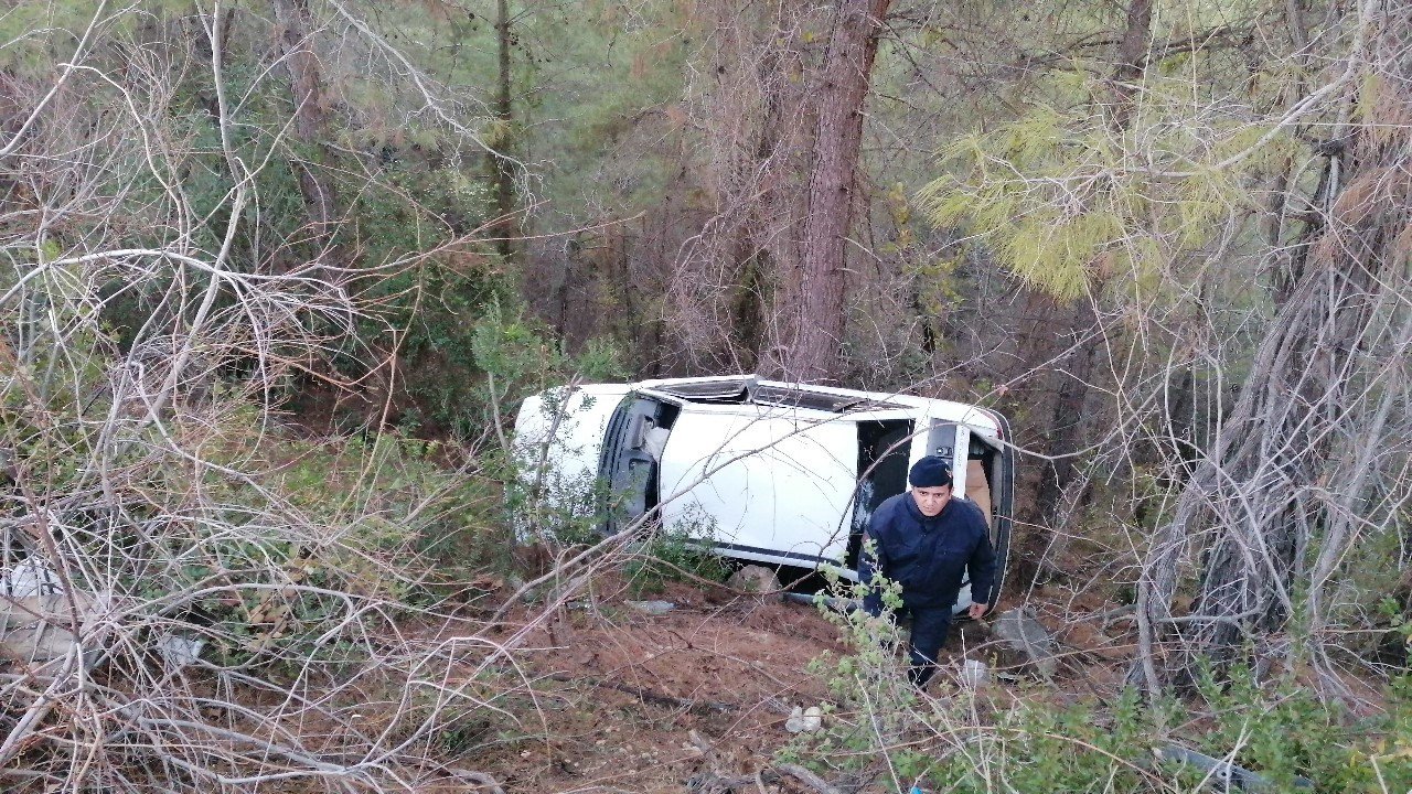 Depremzedelerin içerisinde bulunduğu otomobil şarampole yuvarlandı: 3 yaralı